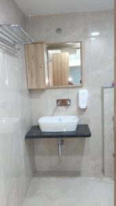 مستشفى فاح فائق التخصصي في لكناو الهندية يعالج كل الحالات المرضية مثل المخ والأعصاب، العمود الفقري، السرطا، التجميلية، المسالك البولية، الأسنان، العقم، العظام