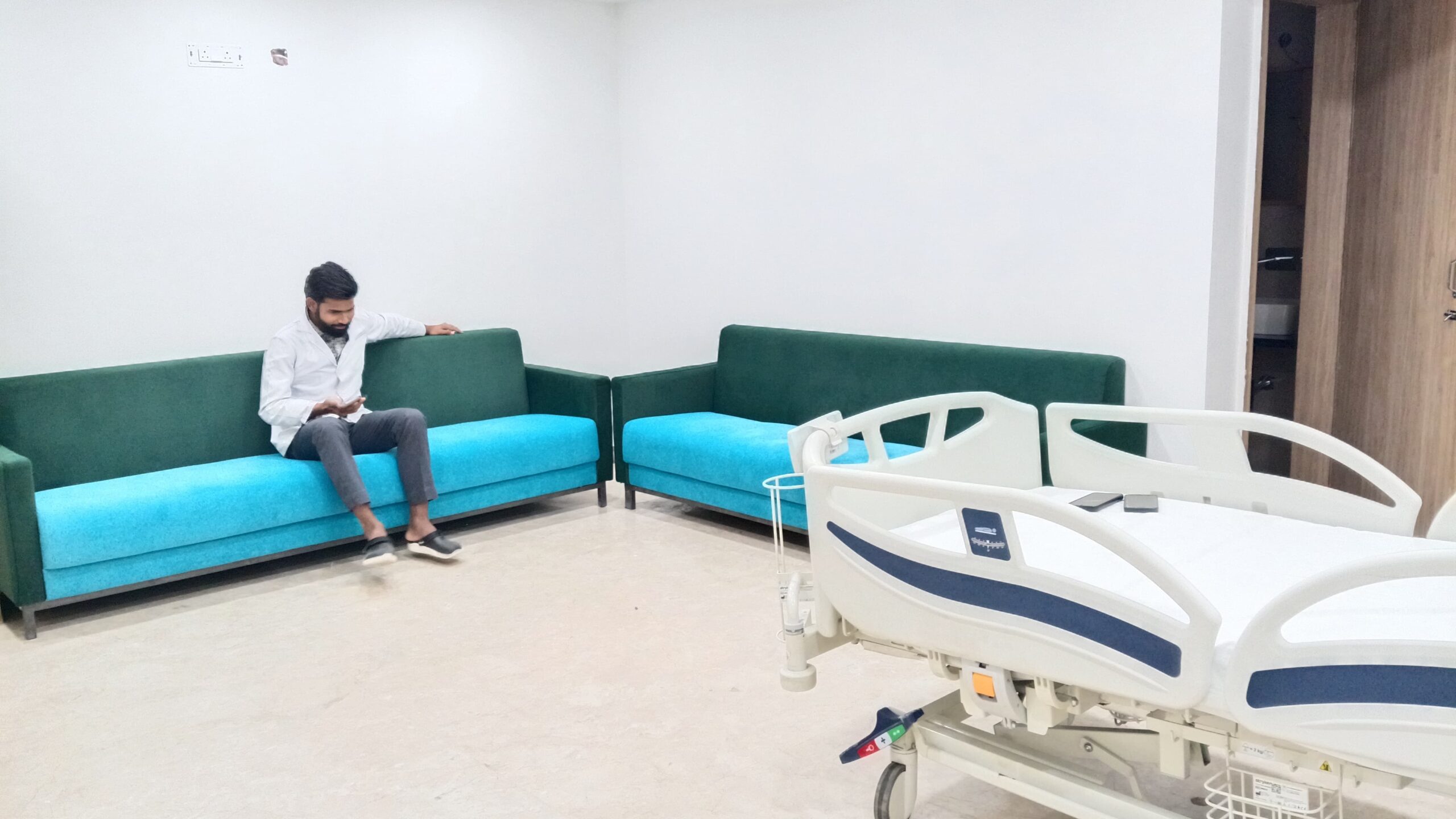 مستشفى فاح فائق التخصصي في لكناو الهندية يعالج كل الحالات المرضية مثل المخ والأعصاب، العمود الفقري، السرطا، التجميلية، المسالك البولية، الأسنان، العقم، العظام