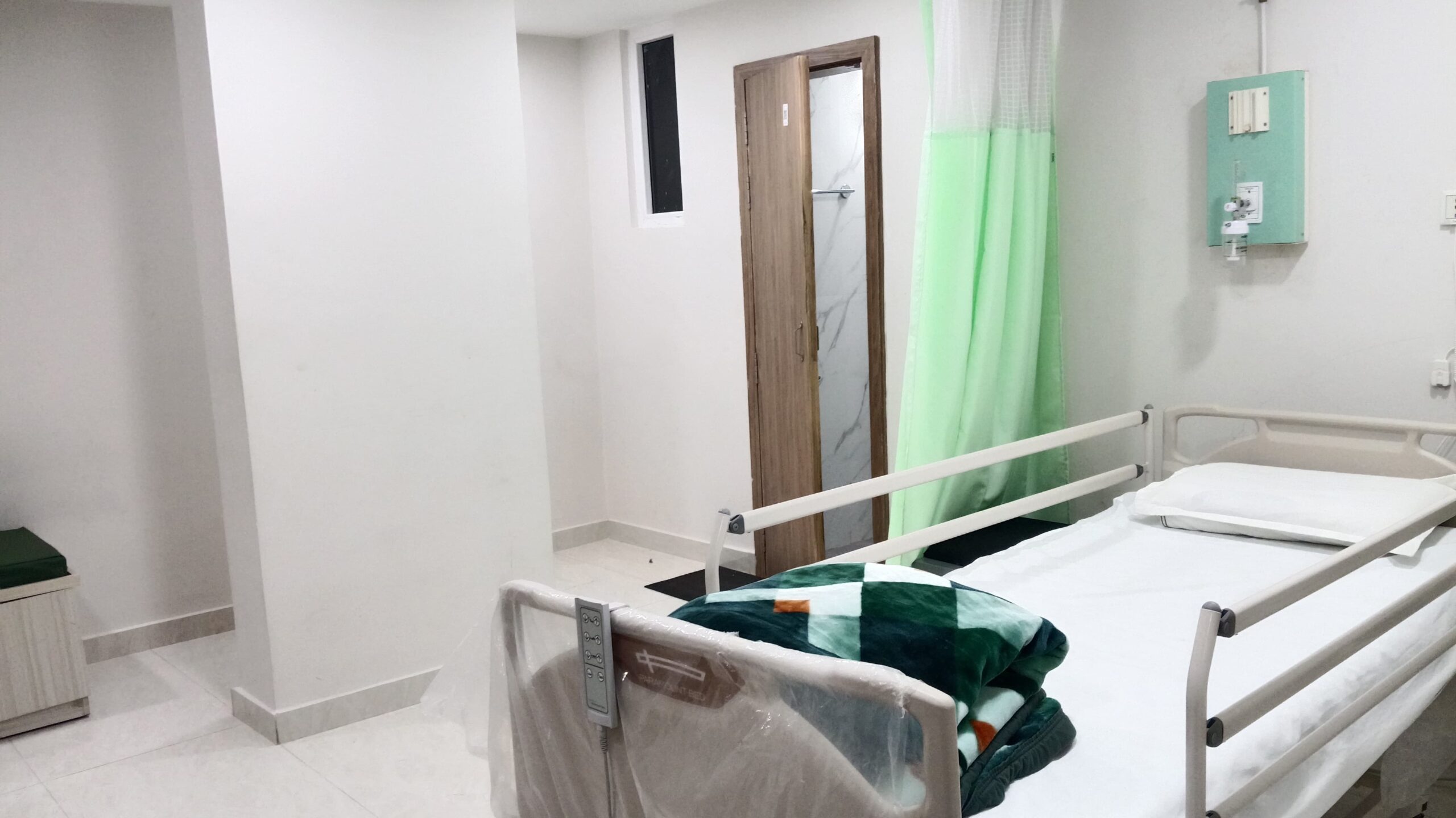 مستشفى فاح فائق التخصصي في لكناو الهندية يعالج كل الحالات المرضية مثل المخ والأعصاب، العمود الفقري، السرطا، التجميلية، المسالك البولية، الأسنان، العقم، العظام