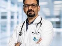 الدكتور بارثاساراثي بي استشاري طب الأعصاب في مستشفى أبولو أدلوكس بكيرالا، الهند