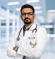 الدكتور بارثاساراثي بي استشاري طب الأعصاب في مستشفى أبولو أدلوكس بكيرالا، الهند