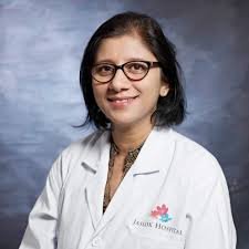 الدكتورة أنجانا سايناني استشارية طب الأورام في مستشفى جاسلوك بمومباي
