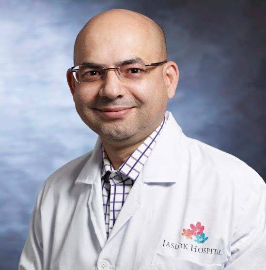 الدكتور غاناباثي بهات مدير طب الأورام وزراعة نخاع العظم في مستشفى جاسلوك بمومباي
