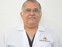 الدكتور كاوستوب فايديا، استشاري أمراض القلب في مستشفى جاسلوك بمومباي