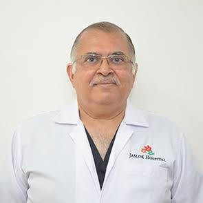 الدكتور كاوستوب فايديا، استشاري أمراض القلب في مستشفى جاسلوك بمومباي