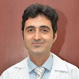 الدكتور آزاد إيراني استشاري طب الأعصاب في مستشفى جاسلوك بمومباي